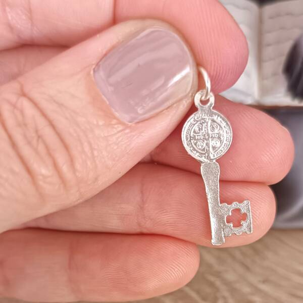 Colgante plata  llave san Benito - Imagen 2