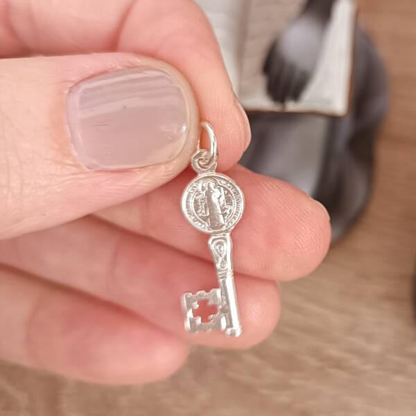 Colgante plata  llave san Benito